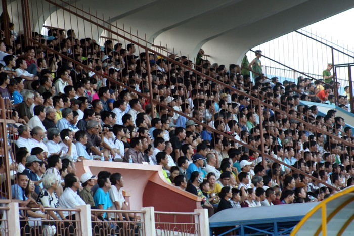 Có rất đông khán giả phố Biển đến theo dõi các tuyển thủ Việt Nam thi đấu...